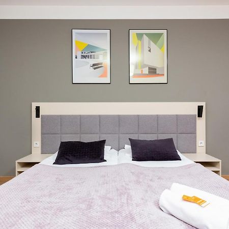 Wolska Residence Apartments With Parking By Noclegi Renters وارسو المظهر الخارجي الصورة